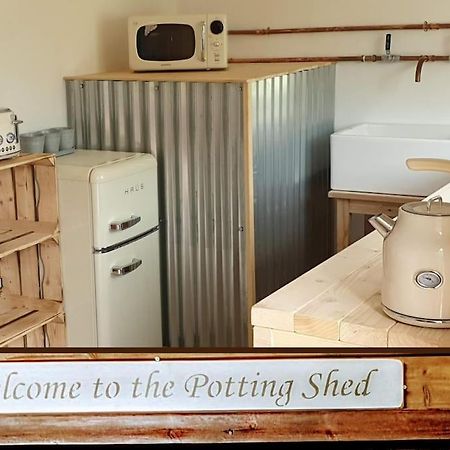 The Potting Shed Near Tenby, 100" Projector, Four Poster Bed, On-Site Hot Tub Access Via Spa Pack, Breakfast 外观 照片