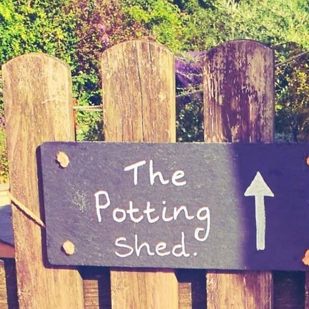 The Potting Shed Near Tenby, 100" Projector, Four Poster Bed, On-Site Hot Tub Access Via Spa Pack, Breakfast 外观 照片