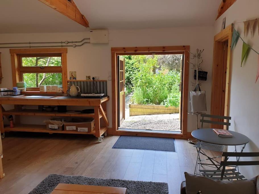 The Potting Shed Near Tenby, 100" Projector, Four Poster Bed, On-Site Hot Tub Access Via Spa Pack, Breakfast 外观 照片