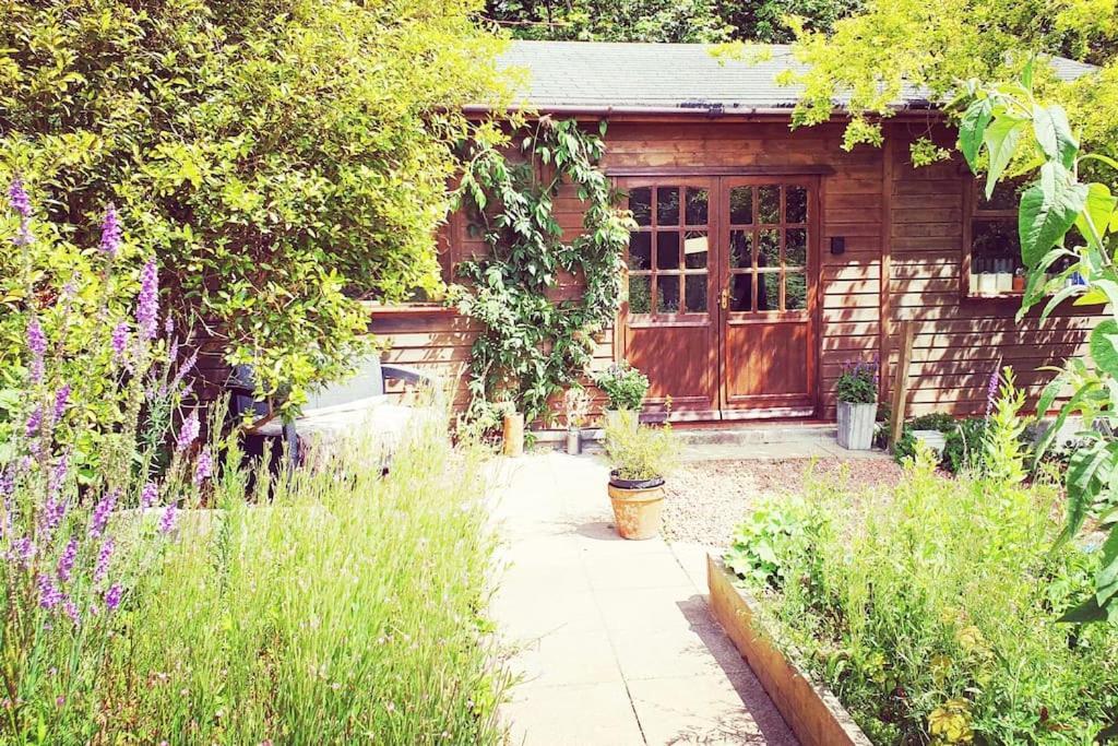The Potting Shed Near Tenby, 100" Projector, Four Poster Bed, On-Site Hot Tub Access Via Spa Pack, Breakfast 外观 照片