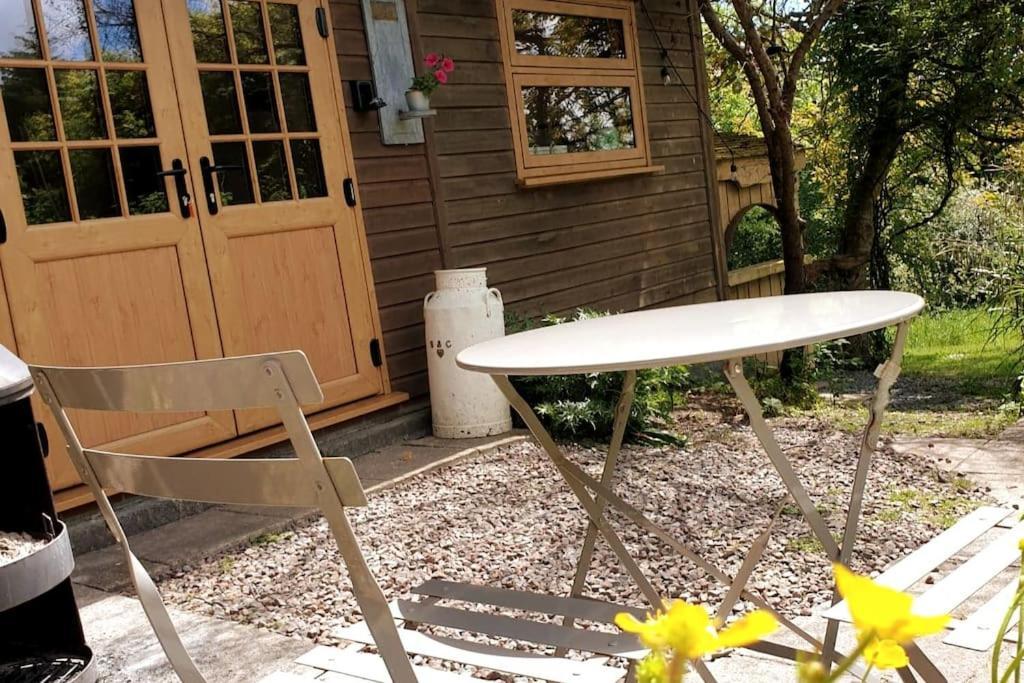 The Potting Shed Near Tenby, 100" Projector, Four Poster Bed, On-Site Hot Tub Access Via Spa Pack, Breakfast 外观 照片