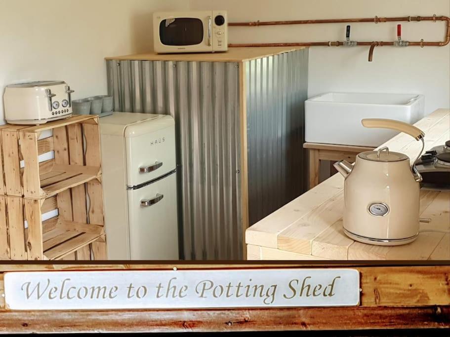 The Potting Shed Near Tenby, 100" Projector, Four Poster Bed, On-Site Hot Tub Access Via Spa Pack, Breakfast 外观 照片