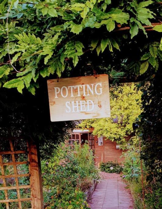 The Potting Shed Near Tenby, 100" Projector, Four Poster Bed, On-Site Hot Tub Access Via Spa Pack, Breakfast 外观 照片