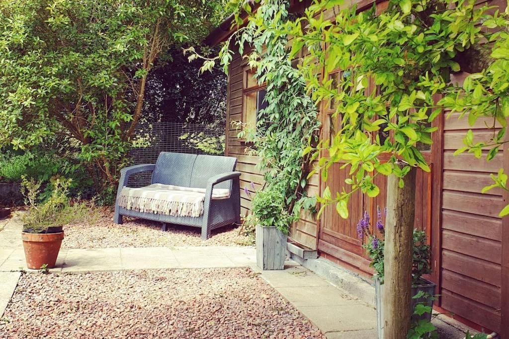 The Potting Shed Near Tenby, 100" Projector, Four Poster Bed, On-Site Hot Tub Access Via Spa Pack, Breakfast 外观 照片