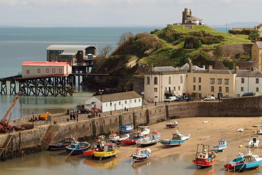 The Potting Shed Near Tenby, 100" Projector, Four Poster Bed, On-Site Hot Tub Access Via Spa Pack, Breakfast 外观 照片