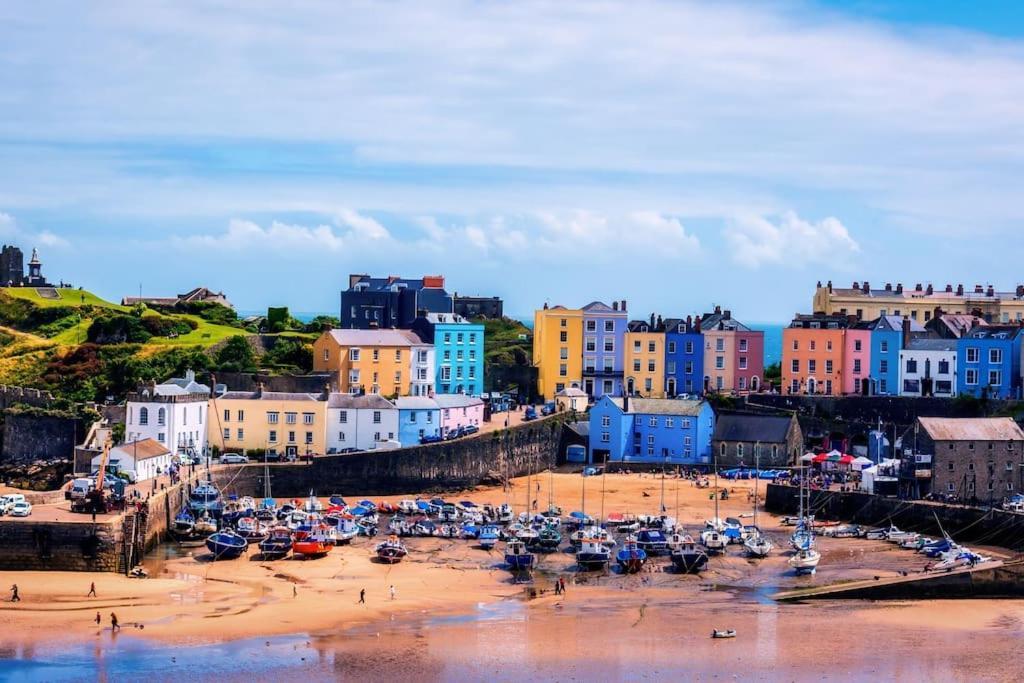 The Potting Shed Near Tenby, 100" Projector, Four Poster Bed, On-Site Hot Tub Access Via Spa Pack, Breakfast 外观 照片