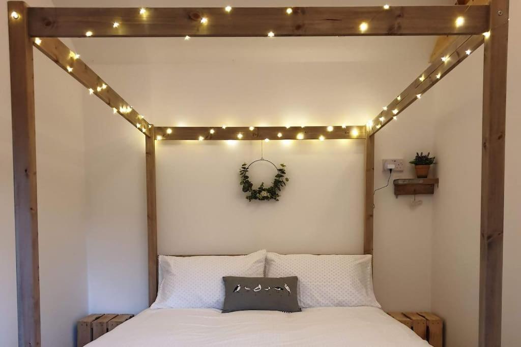 The Potting Shed Near Tenby, 100" Projector, Four Poster Bed, On-Site Hot Tub Access Via Spa Pack, Breakfast 外观 照片