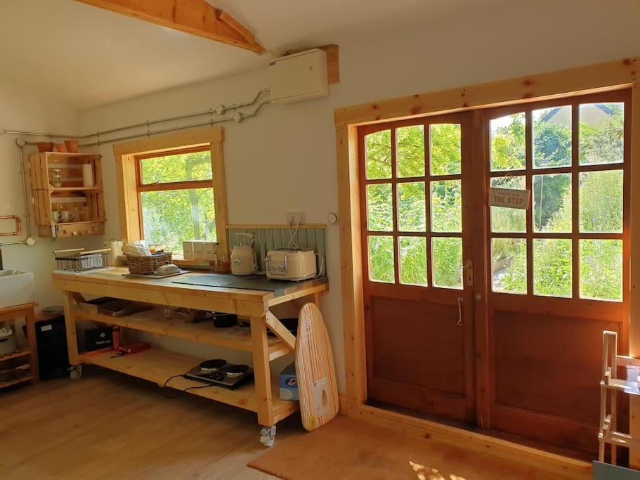 The Potting Shed Near Tenby, 100" Projector, Four Poster Bed, On-Site Hot Tub Access Via Spa Pack, Breakfast 外观 照片