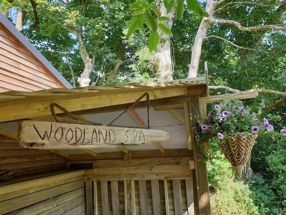 The Potting Shed Near Tenby, 100" Projector, Four Poster Bed, On-Site Hot Tub Access Via Spa Pack, Breakfast 外观 照片