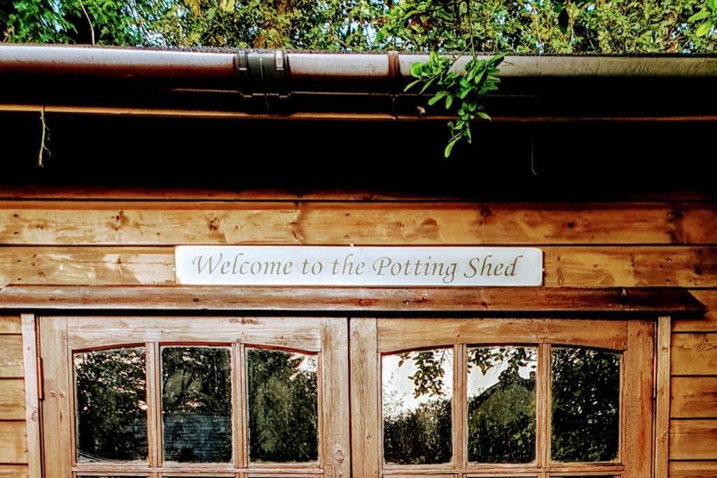 The Potting Shed Near Tenby, 100" Projector, Four Poster Bed, On-Site Hot Tub Access Via Spa Pack, Breakfast 外观 照片